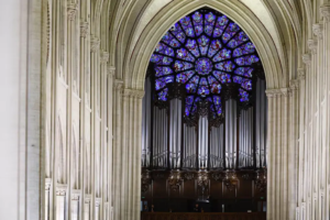 La catedral de Notre-Dame celebra su primera misa tras el devastador incendio